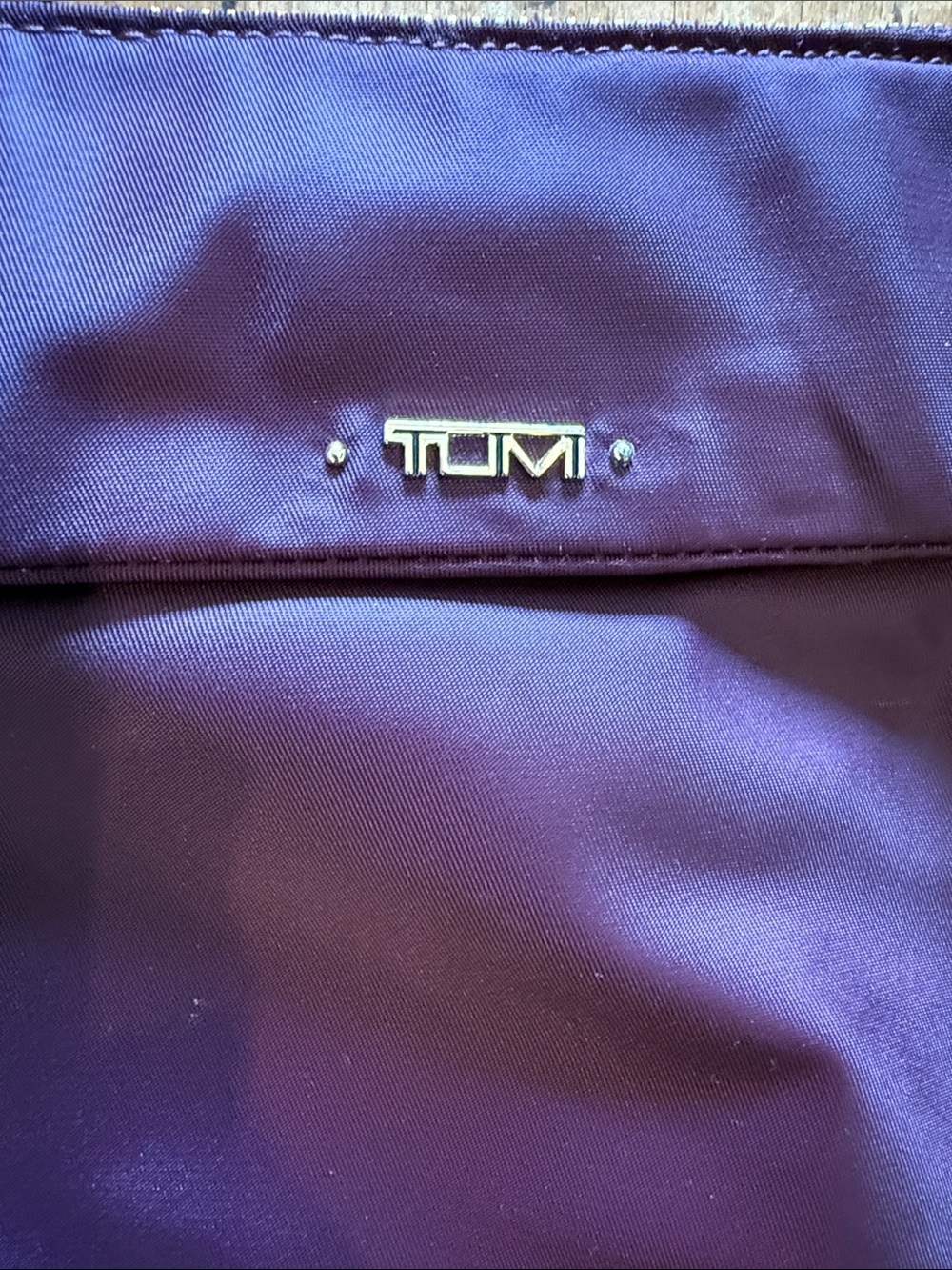 Tumi Voyager Collection Plum Nylon Crossbody with Gold Hardware & adjustable str - Picture 2 of 10